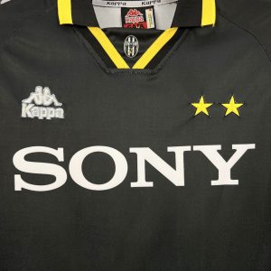 Retro Juventus 1996/97 Third Jersey