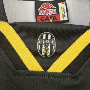 Retro Juventus 1996/97 Third Jersey